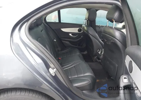 2016 Mercedes-Benz C 300 4Matic/Luxury 4Matic/Sport 4Matic z USA, uszkodzony, nr VIN 55SWF4KB8GU137728